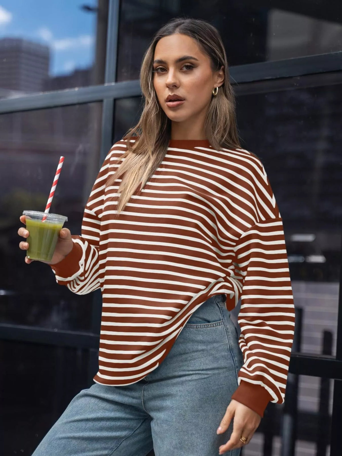 Randig oversize sweatshirt med rund halsringning i viskos – bild 26