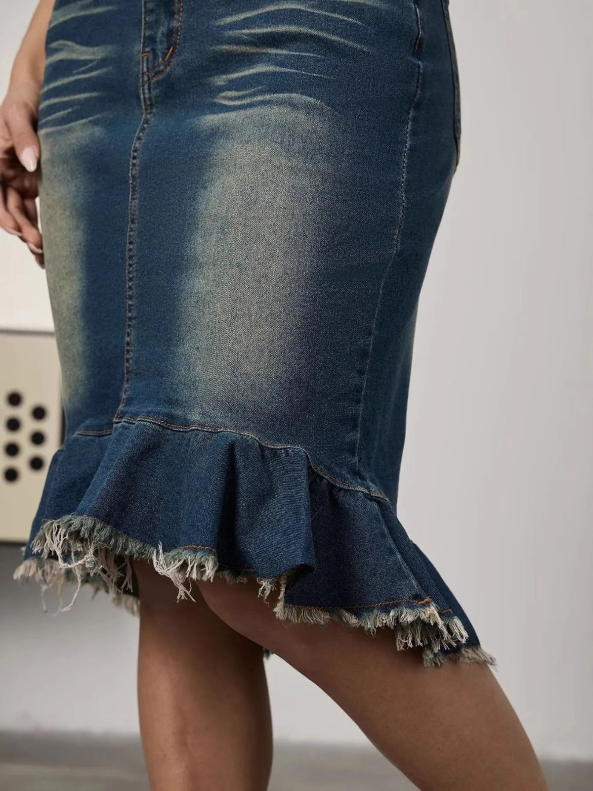 Kjol i denim med sjöjungfrusilhuett – bild 6