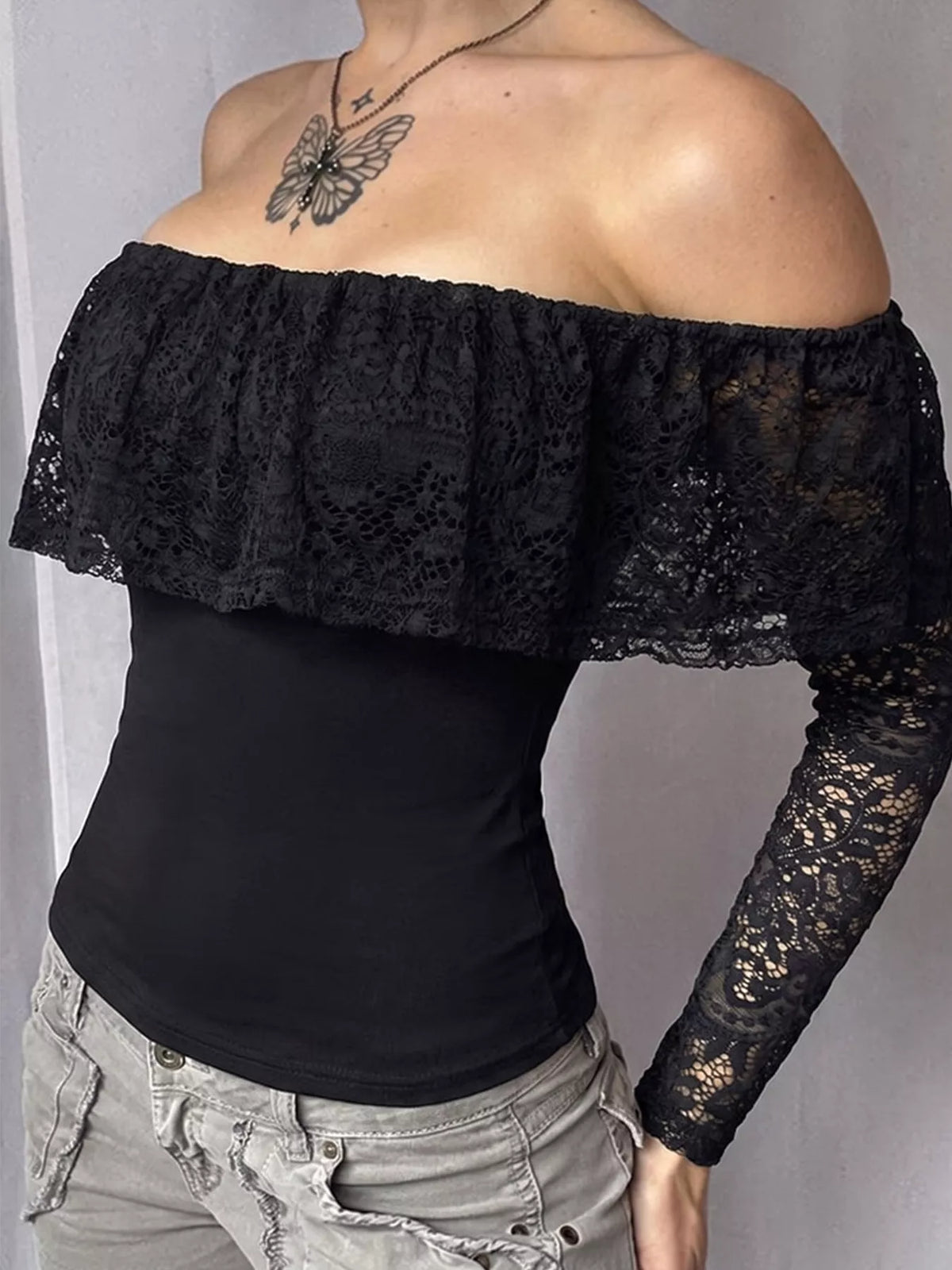 Offshoulder t-shirt med spetsvolang – bild 2