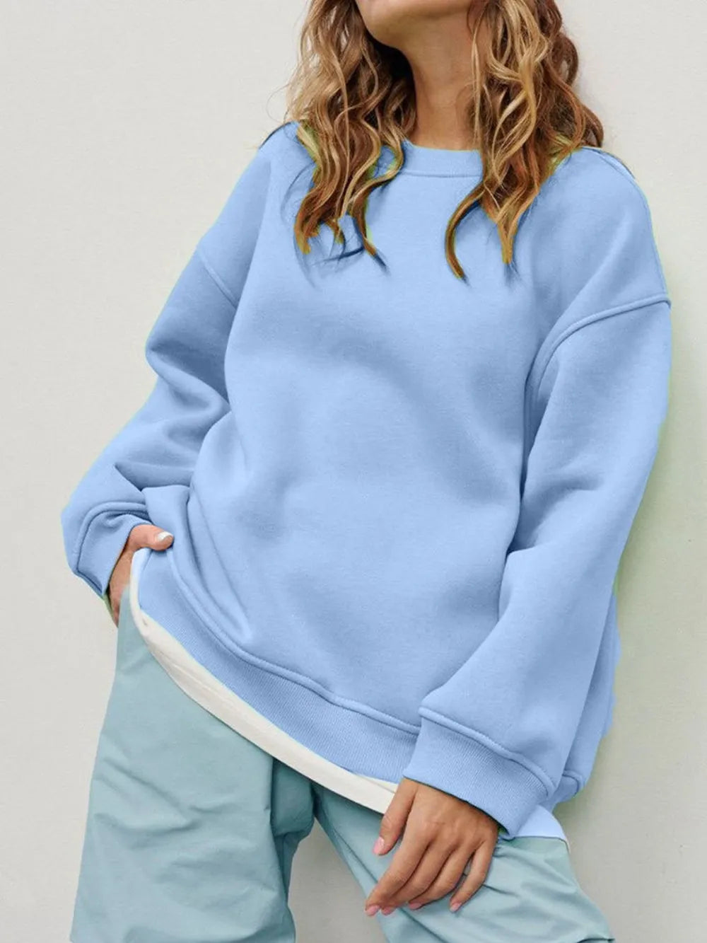 Sweatshirt med rund halsringning och sänkt axel – bild 14