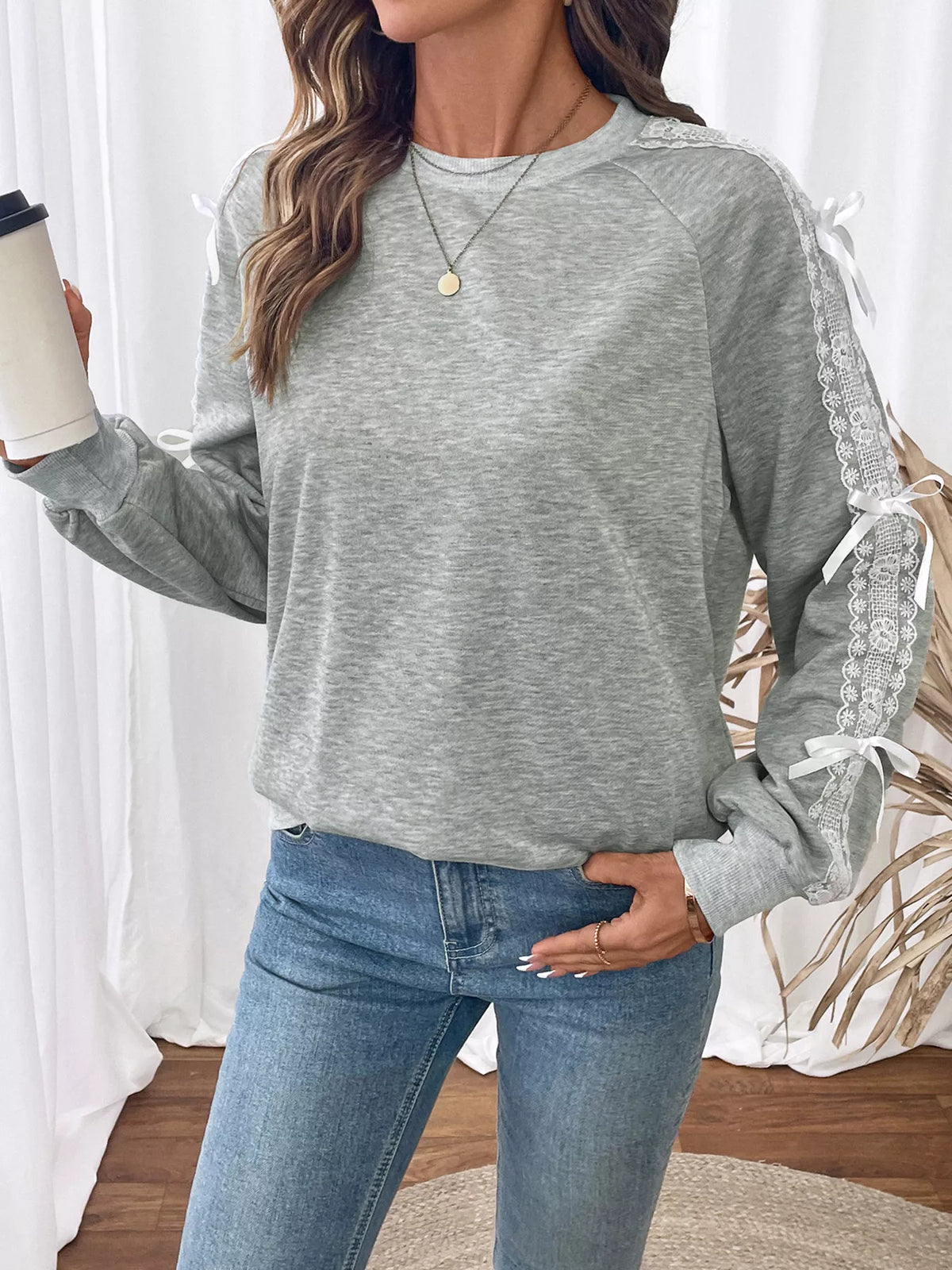Sweatshirt med rund halsringning och spetskant – bild 3