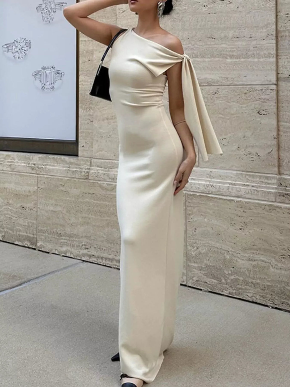 Ärmlös maxiklänning med knytdetalj – bild 3