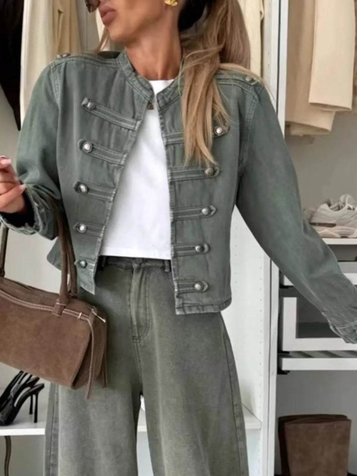 Kort jacka i denim med knappstängning – bild 4