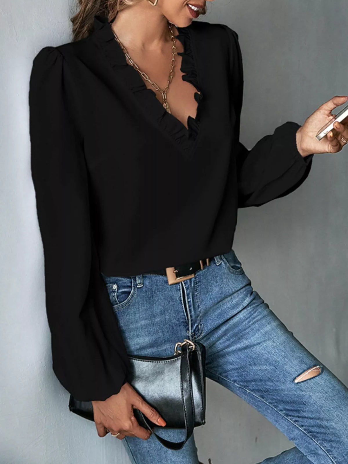V-ringad blus med volang – bild 4