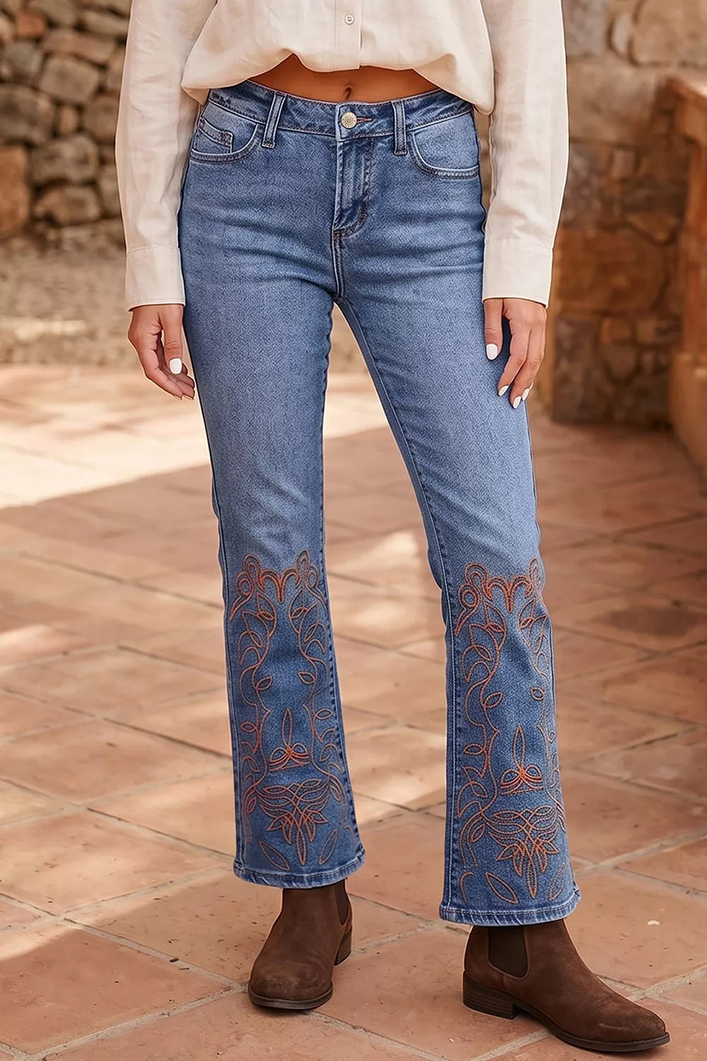 Broderade utsvängda jeans – bild 2