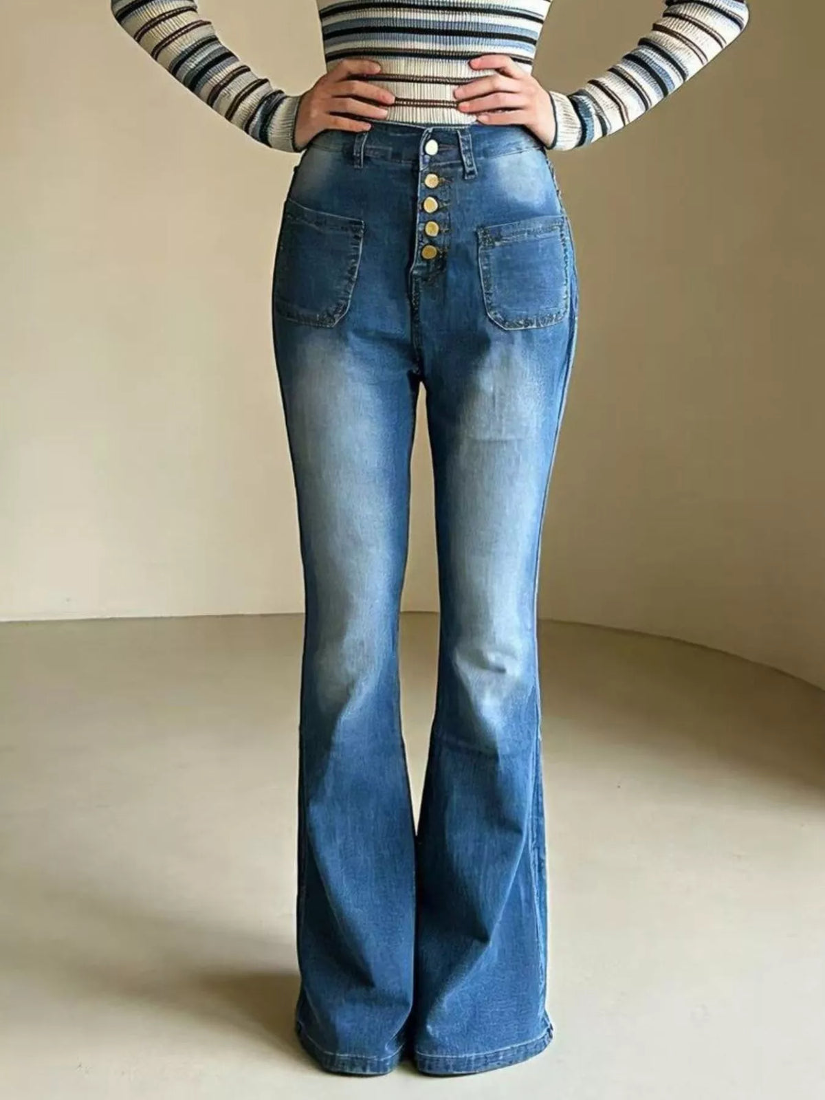 Utsvängda jeans med knappgylf – bild 5