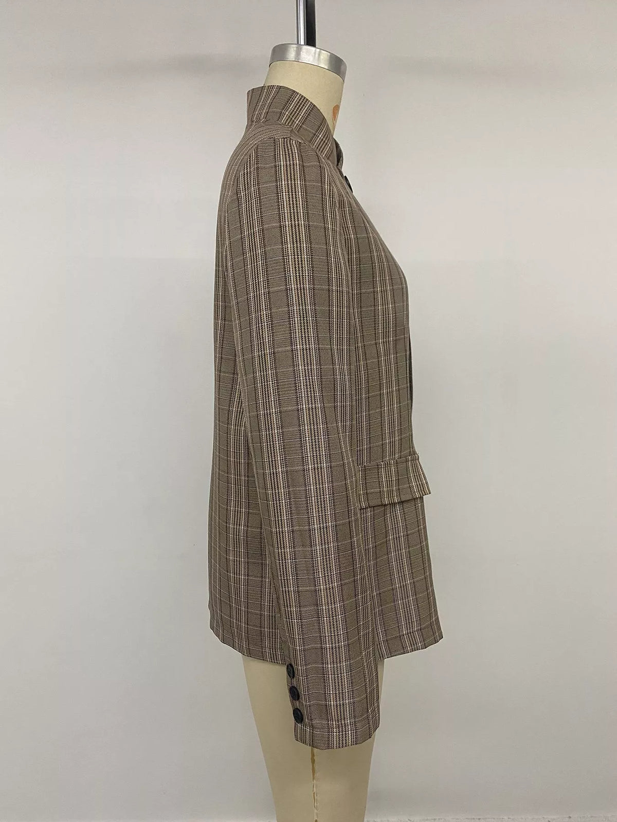 Rutig blazer med knappstängning – bild 12