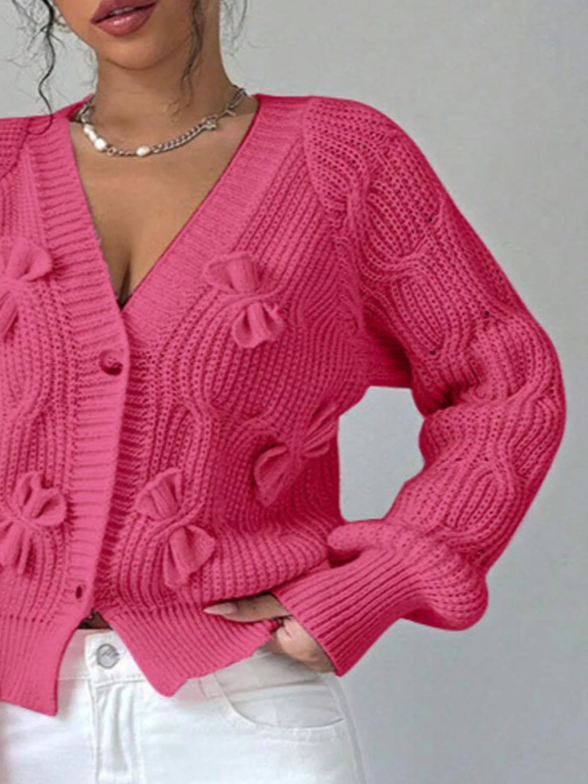 Kabelstickad v-ringad cardigan med knappstängning – bild 8