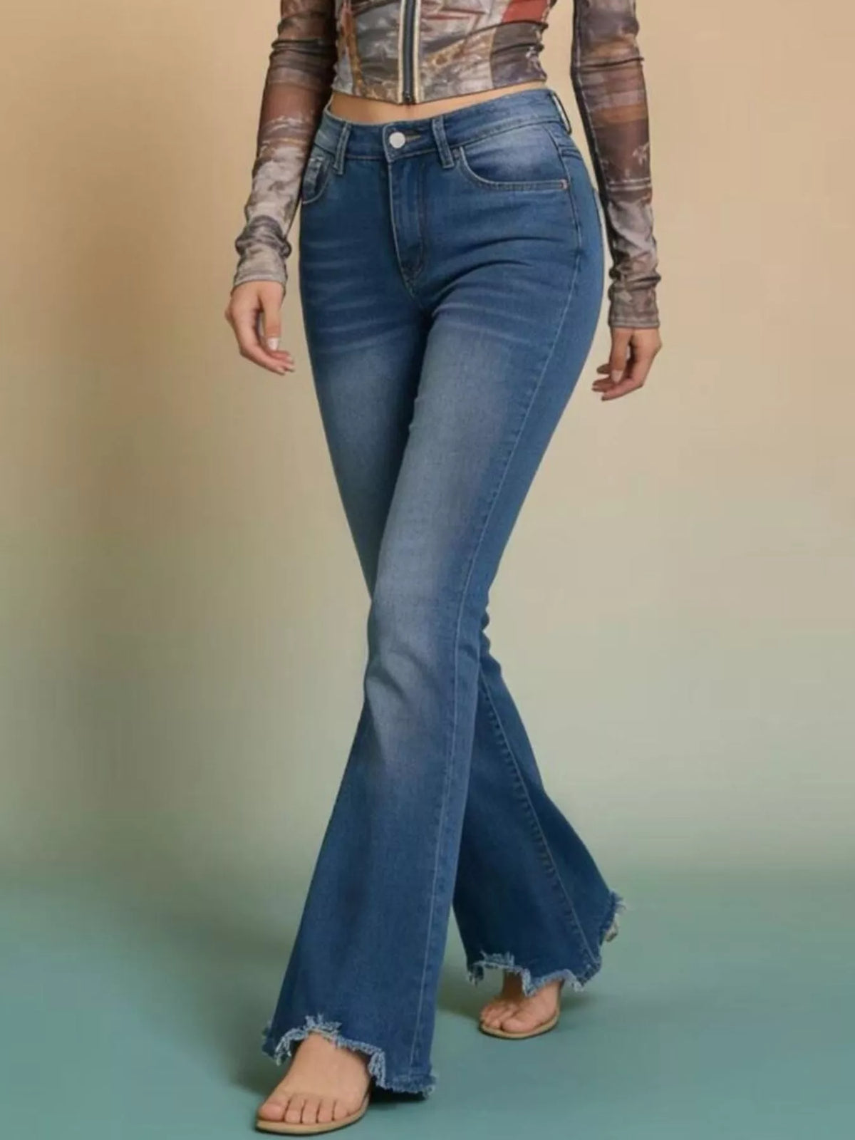 Utsvängda jeans med hög midja och knappstängning – bild 2