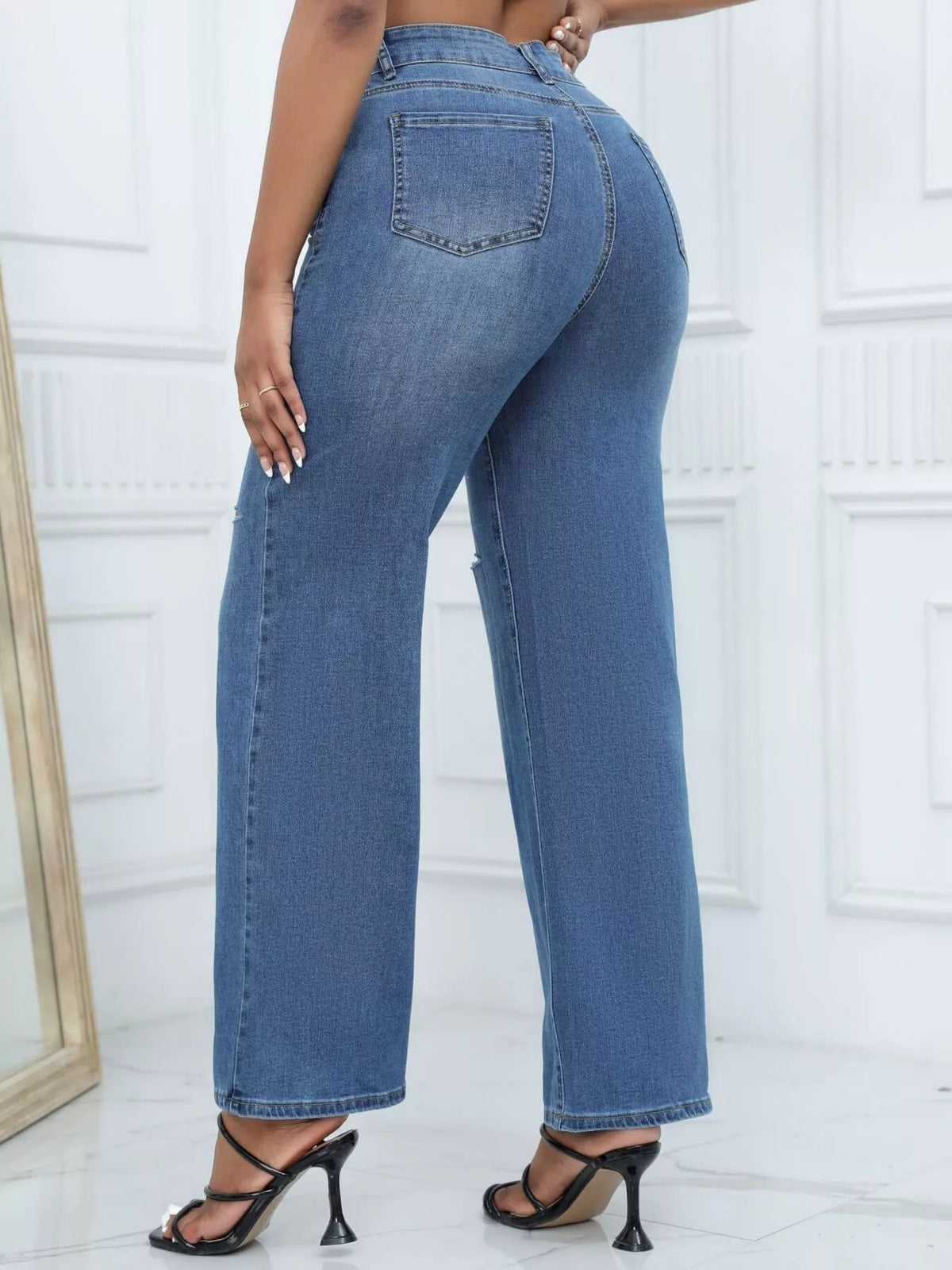 Vida jeans med knappstängning och slitna detaljer – bild 11