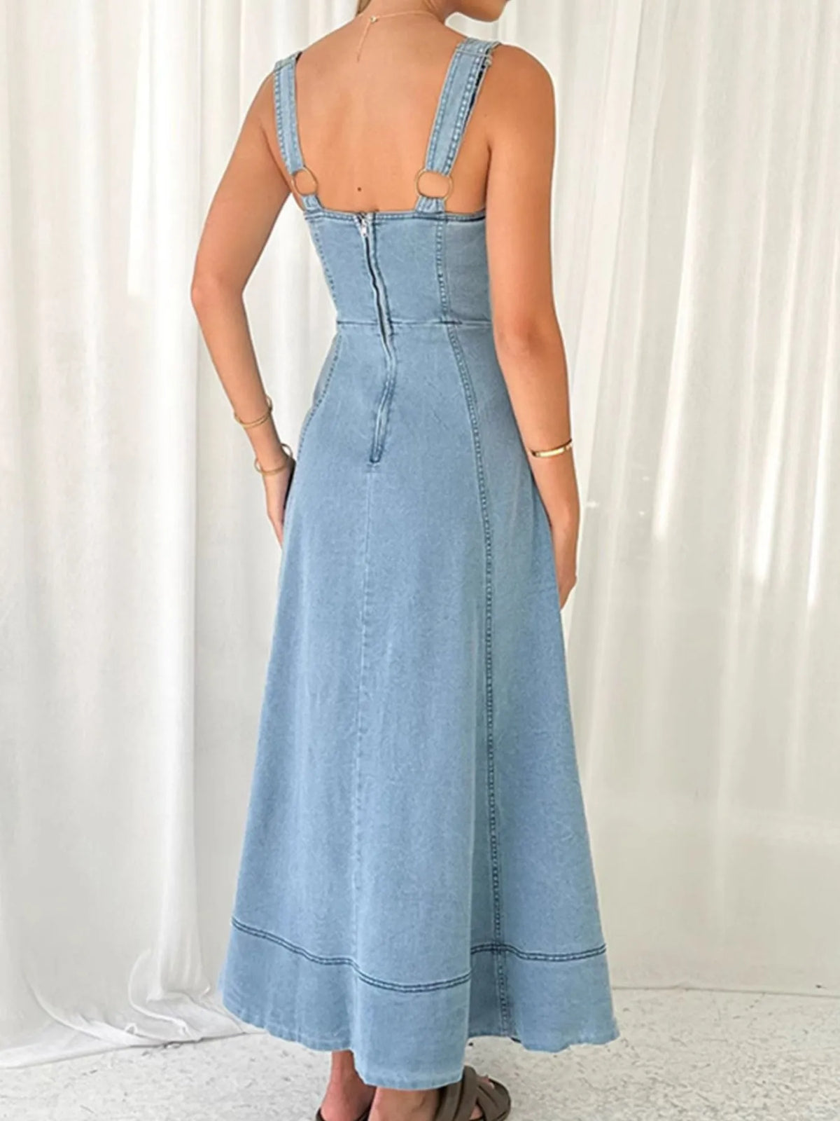 Jeansklänning i denim med hjärtformad urringning – bild 4