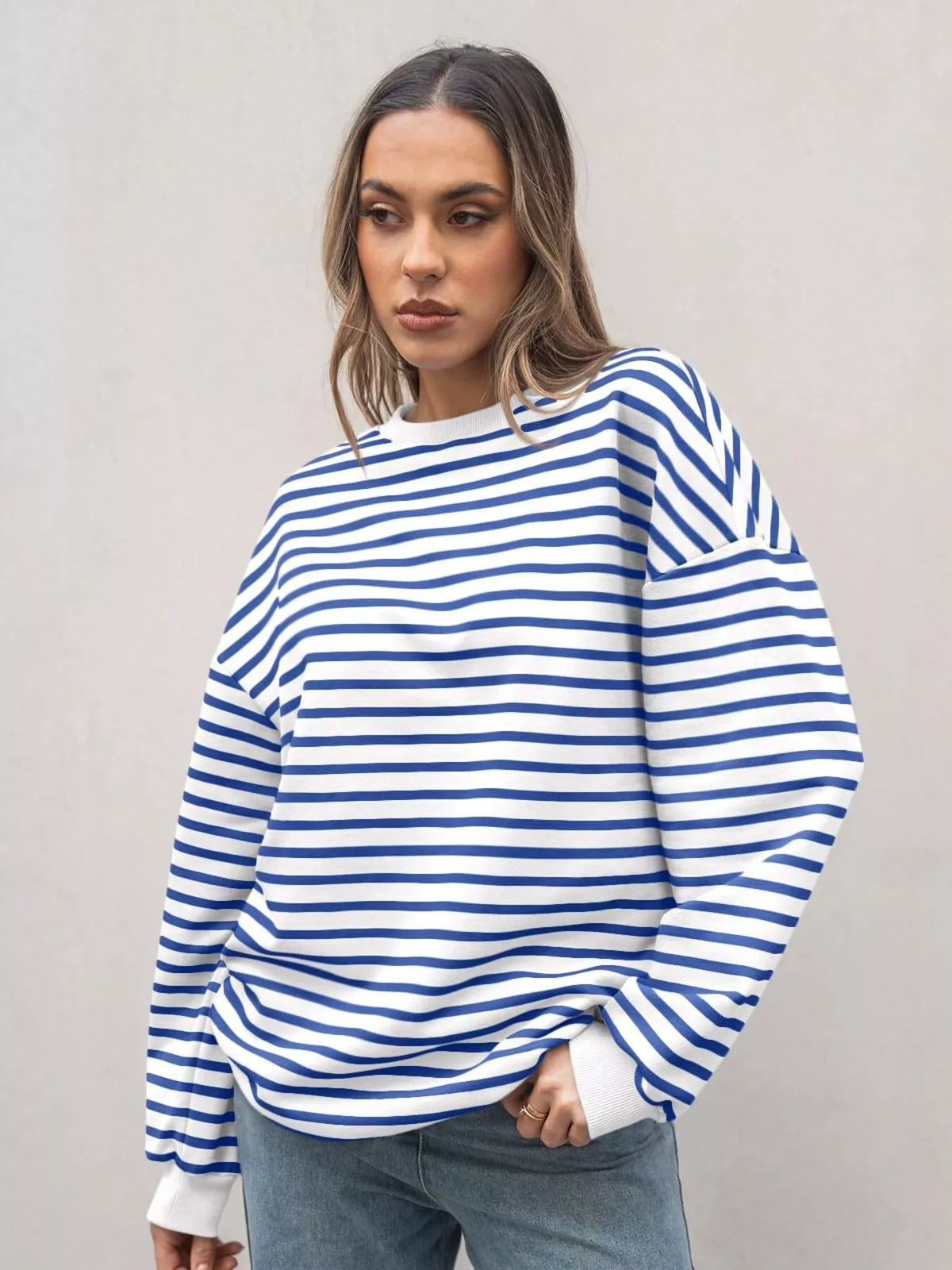 Randig oversize sweatshirt med rund halsringning i viskos – bild 17