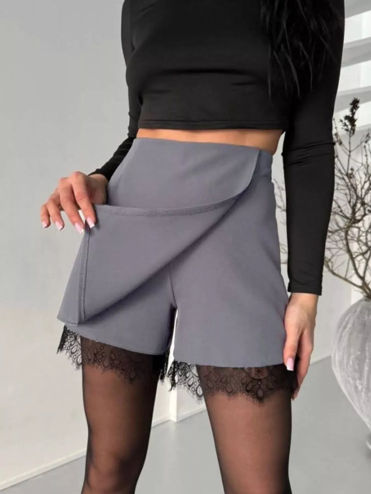 Kjolshorts med hög midja och spetskant i nederkant – bild 6