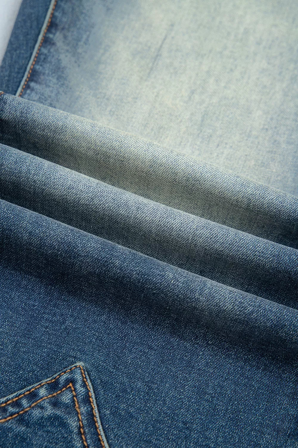 Utsvängda jeans med fickor – bild 15