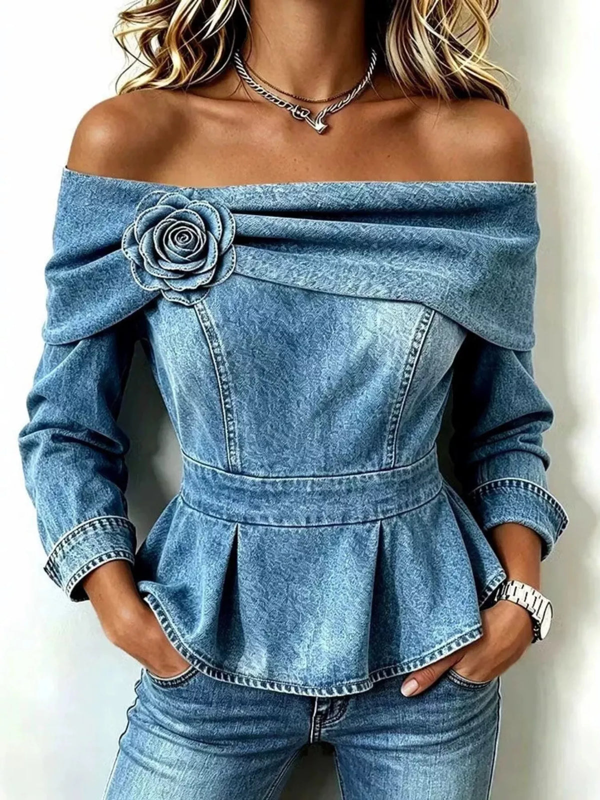 Topp i denim med ros i tyg