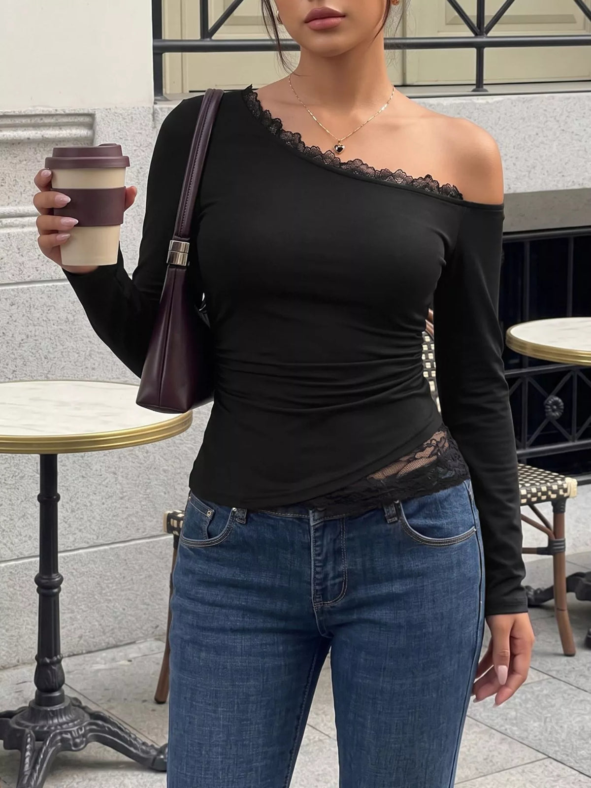 Slimmad enaxlad t-shirt med spetskant – bild 4