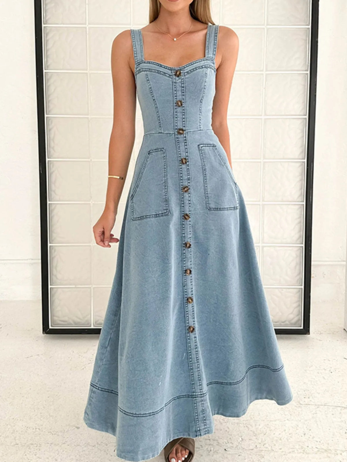 Jeansklänning i denim med hjärtformad urringning