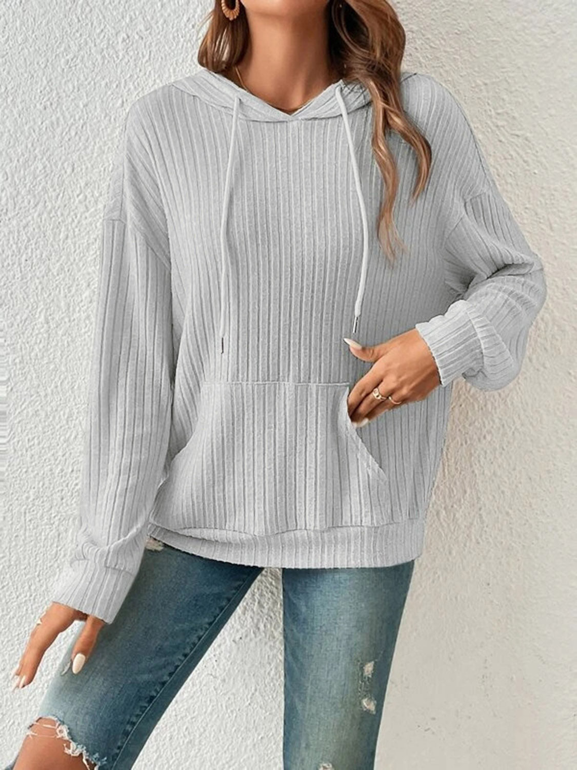 Ribbad hoodie med sänkt axel – bild 10