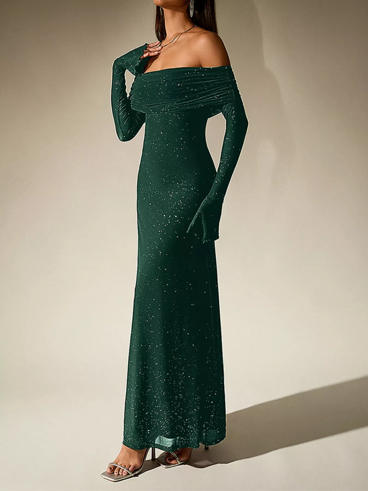 Offshoulder maxiklänning i glitter – bild 9