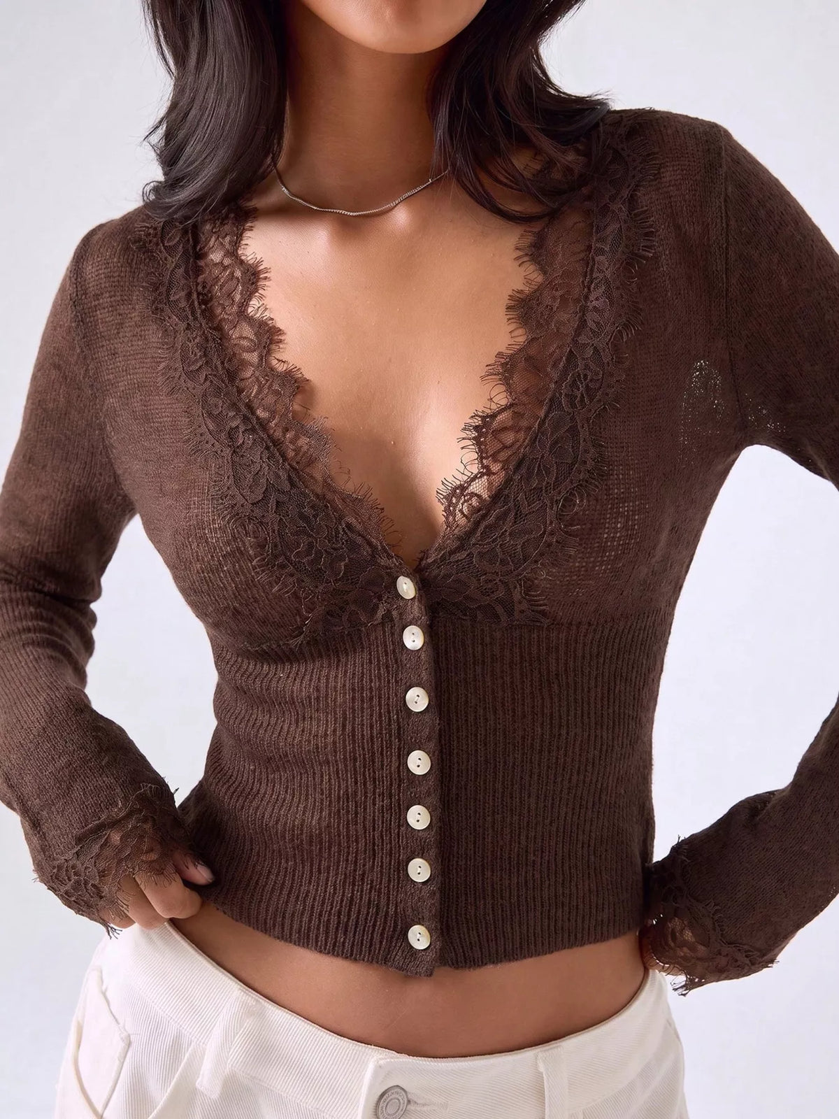 Ribbad v-ringad cardigan med knappstängning – bild 9
