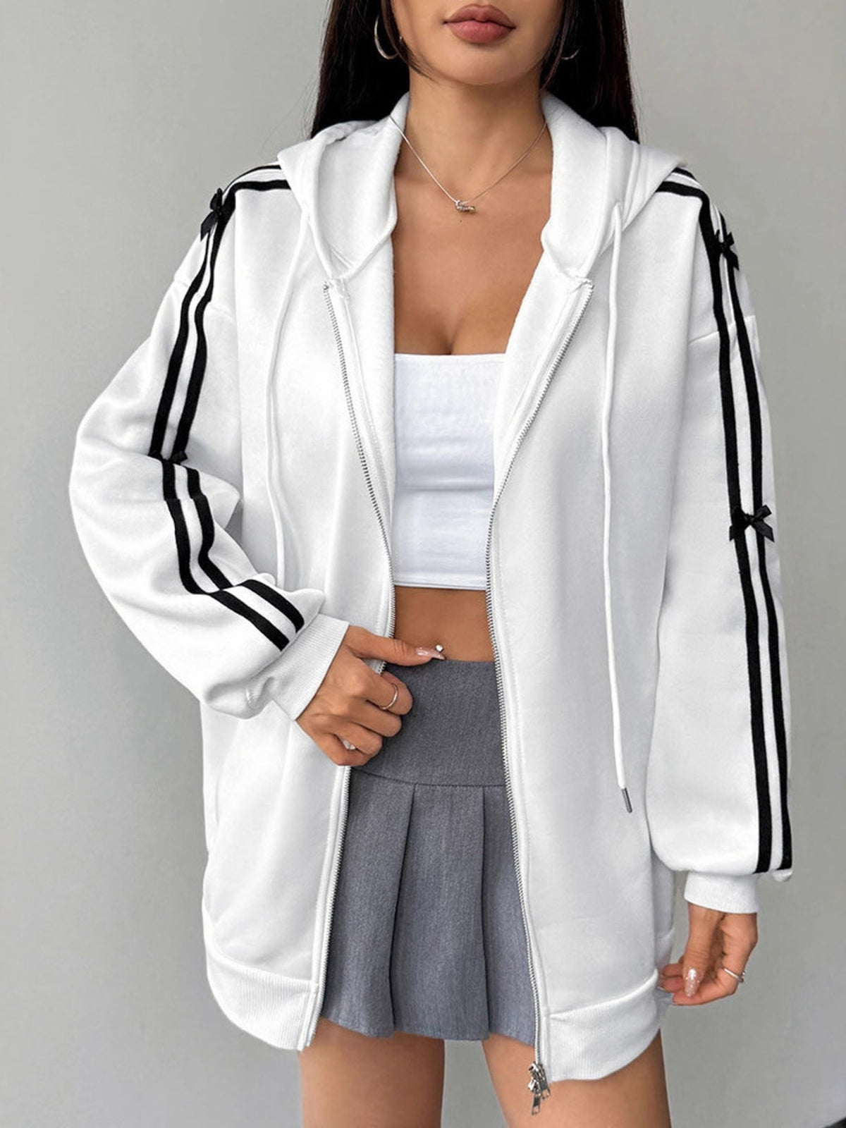 Randig hoodie med dragsko – bild 3