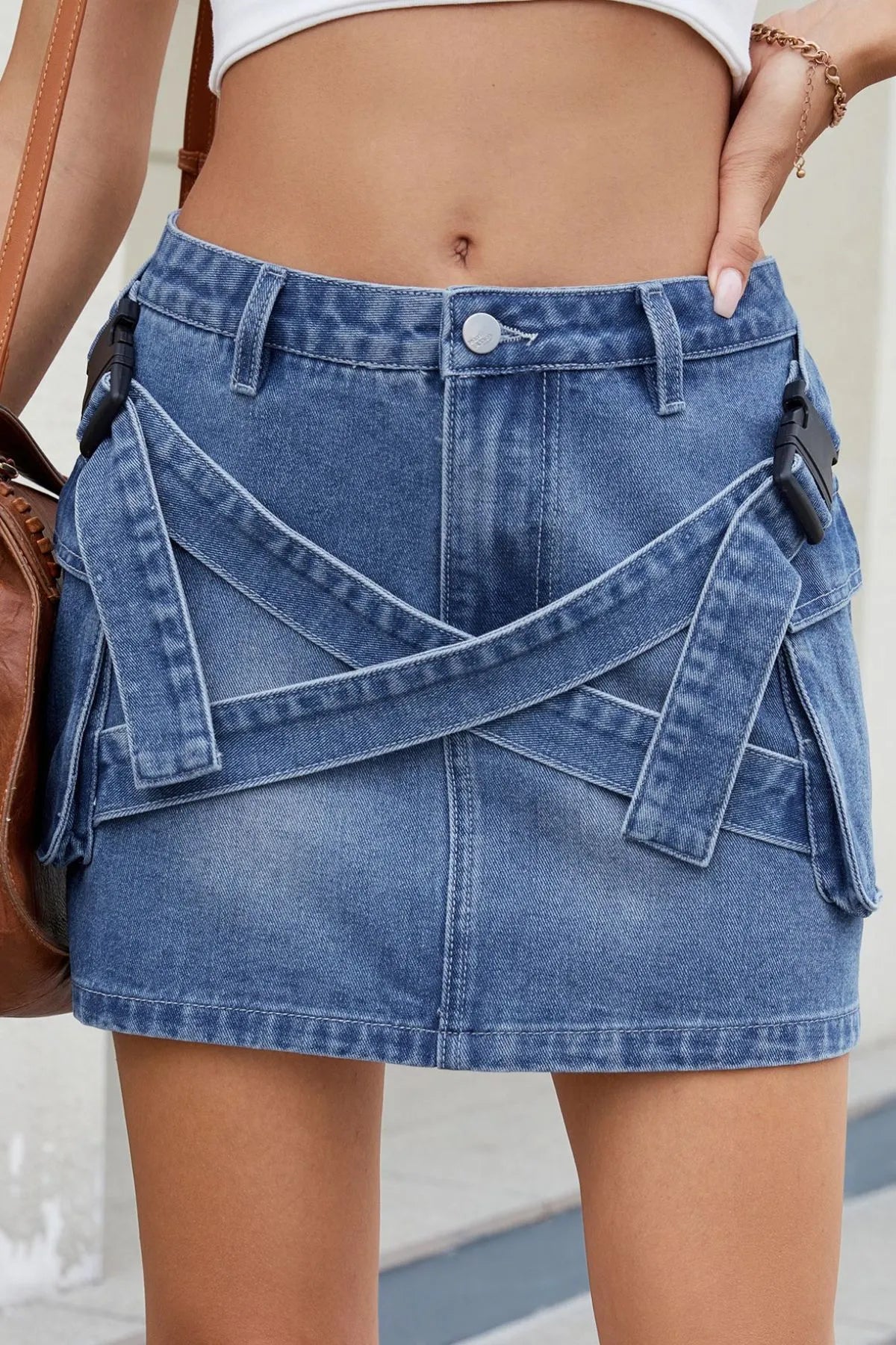 Minikjol i denim med korsad detalj – bild 5