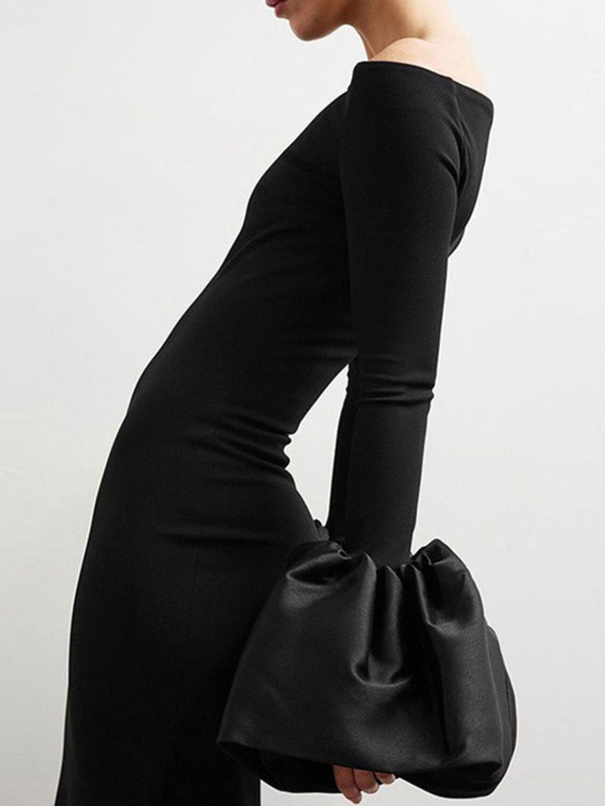 Offshoulder maxiklänning med slits och volang – bild 2