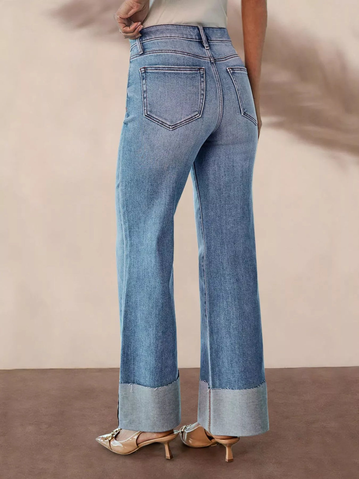 Utsvängda jeans med hög midja och rå kant – bild 5