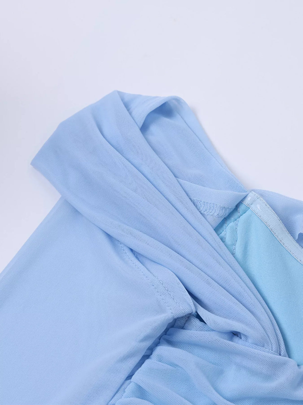 Rynkad offshoulder maxiklänning med sjöjungfrusilhuett och dragkedja – bild 12